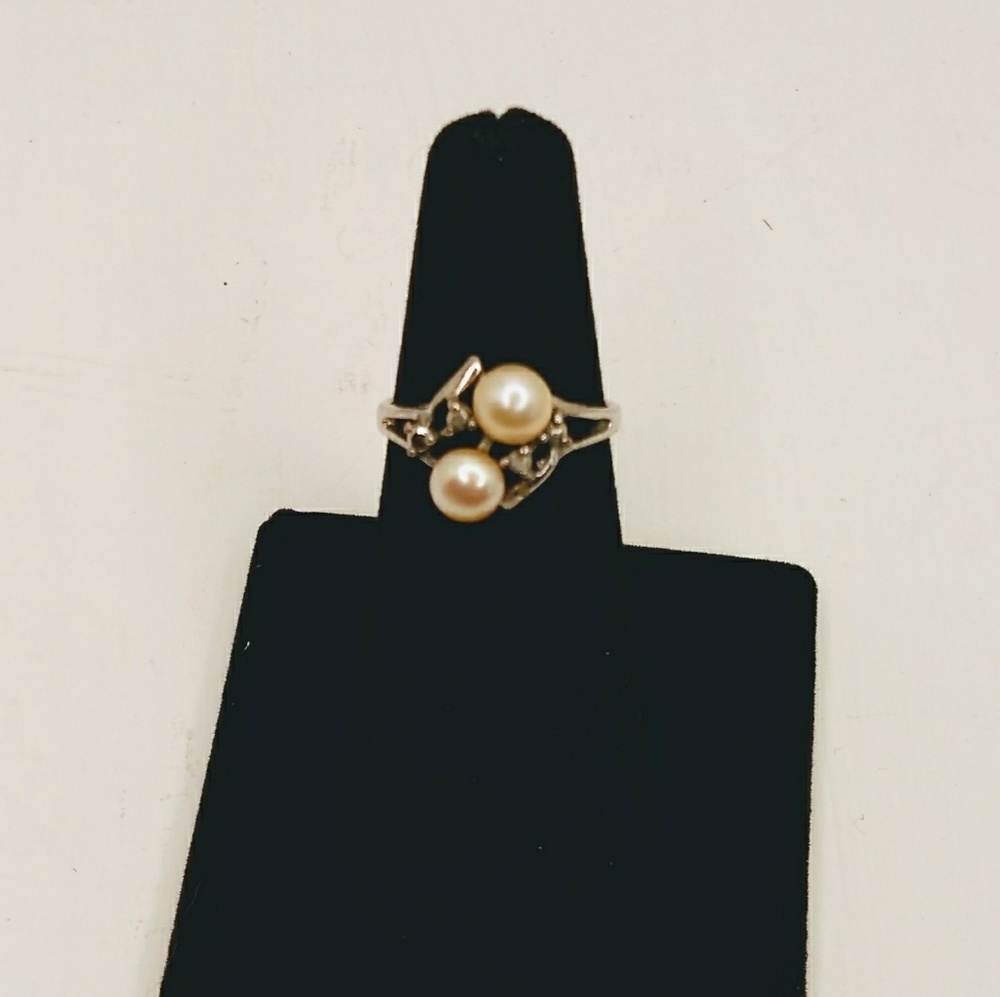 Faux pearl and Crystal silver tone ring